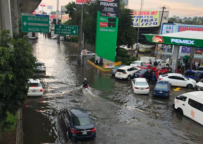 Tras inundaciones en Atizapán lluvias generan caos en Naucalpan