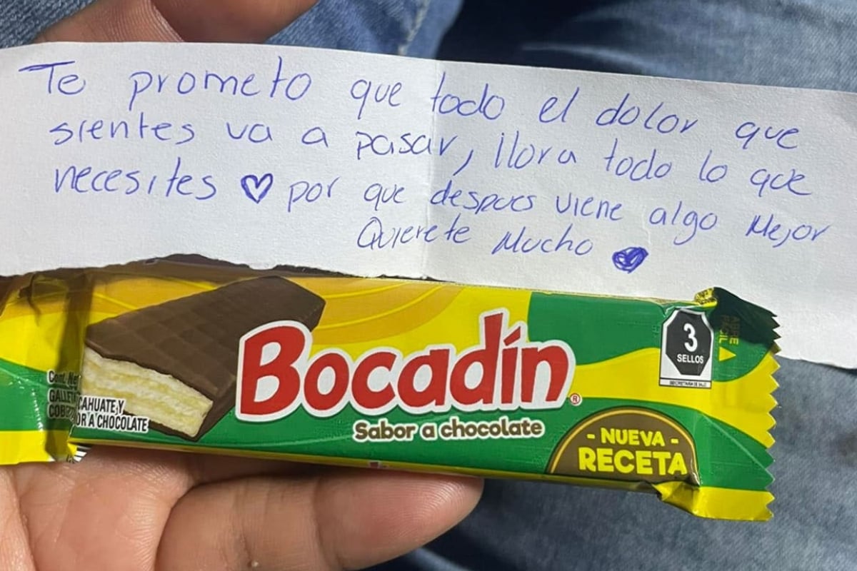 Chica Consuela A Joven Que Lloraba En El Metro Con Un Chocolate