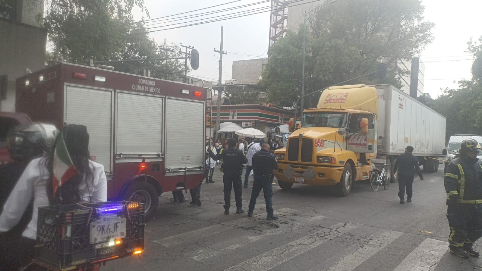 Mujer pierde la pierna tras ser atropellada por camión en la CDMX