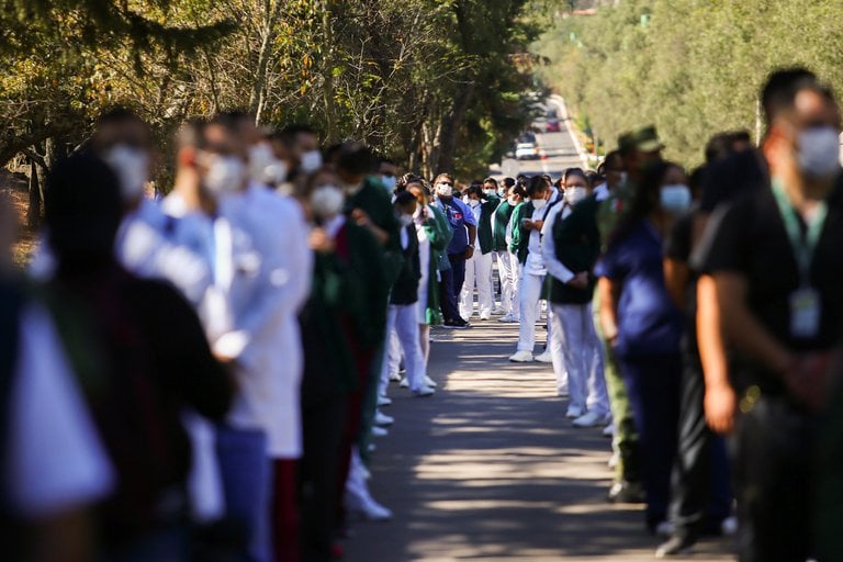 medicos esperando vacunación contra covid19 medicos esperando vacunación contra covid19