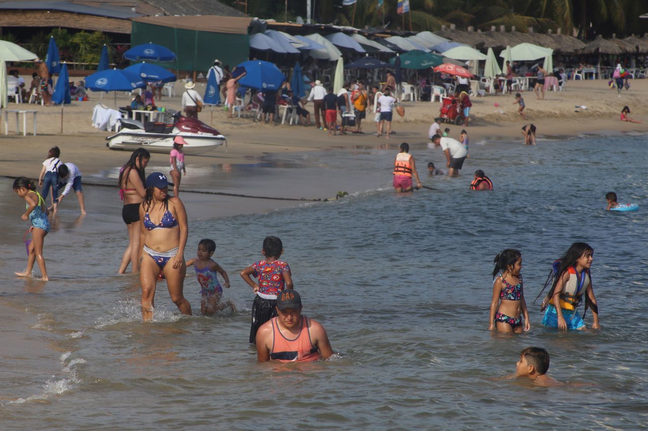 Turistas en playa Turistas en playa