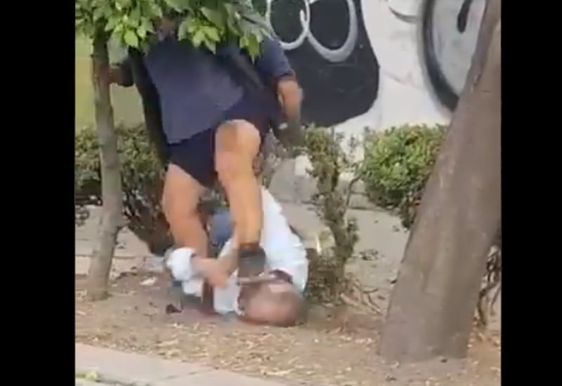 Pateó y golpeó al adulto mayor Pateó y golpeó al adulto mayor