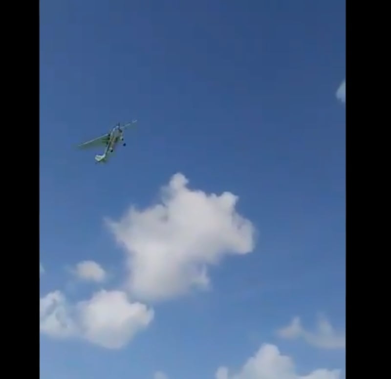 La avioneta mantenía una treyactoria errática La avioneta mantenía una treyactoria errática