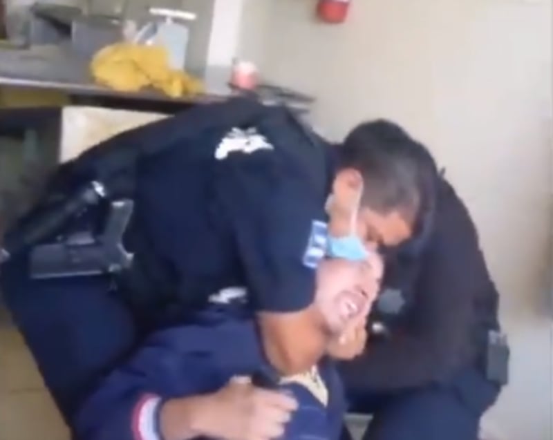 Este tipo de actos policiacos son un delito Este tipo de actos policiacos son un delito