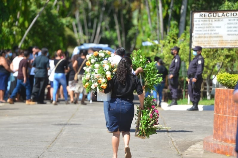 Con decenas de coronas florales le dijeron adiós Con decenas de coronas florales le dijeron adiós