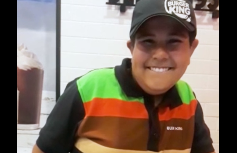 El niño ahora es un cajero de Burger King El niño ahora es un cajero de Burger King