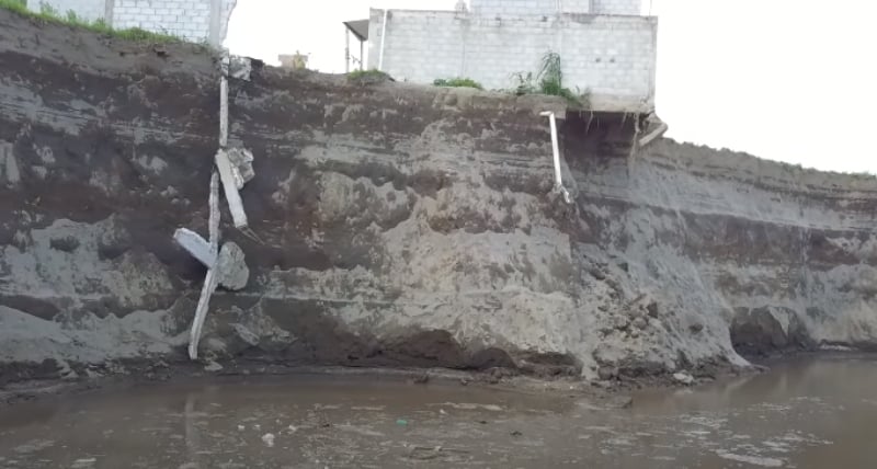 La casa aledaña al socavón vista desde abajo 