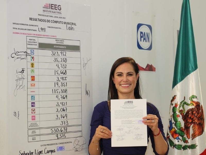 Recibió su constancia de mayoría Recibió su constancia de mayoría