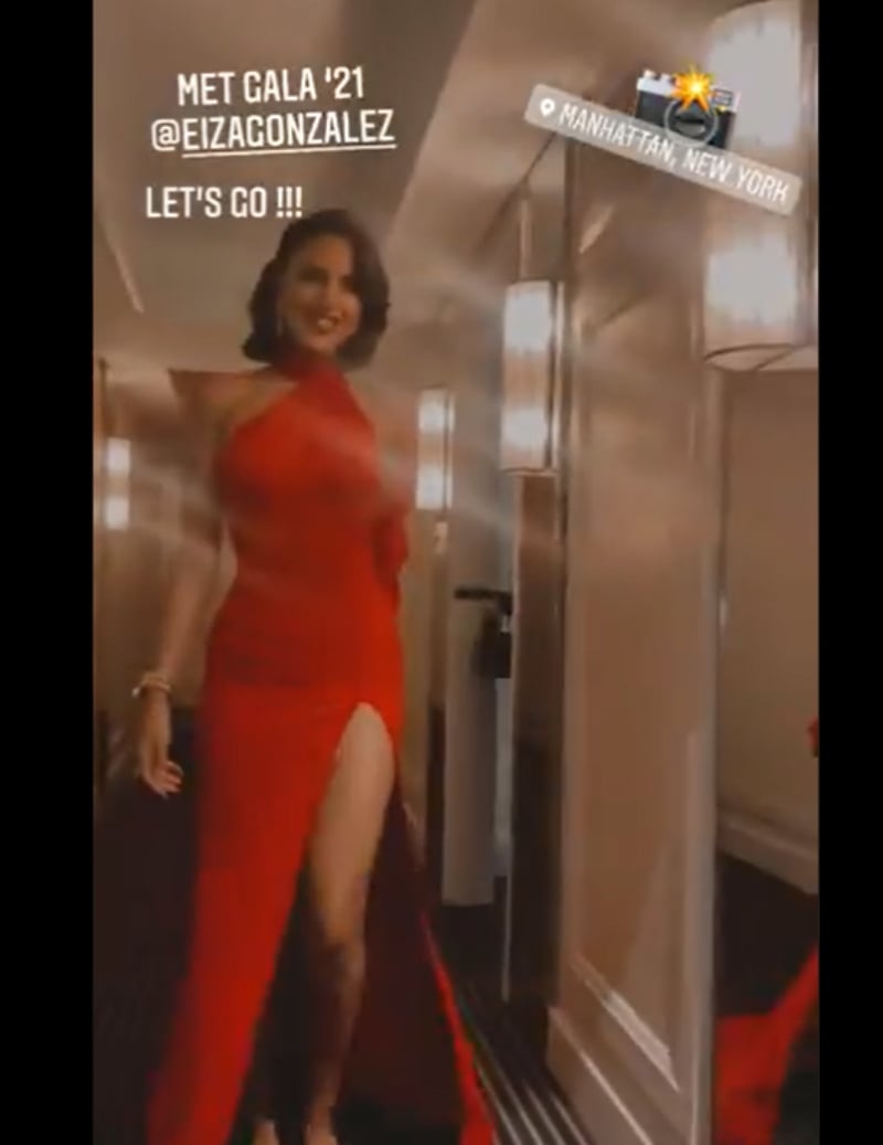 Eiza González con el vestido rojo de Versace 