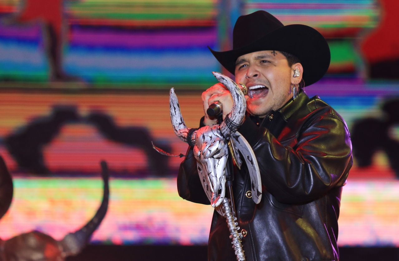 demandan a padres de Christian Nodal por supuesto fraude