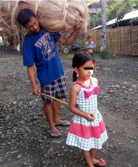 Niña se viraliza por acompañar a su padre ciego durante jornada laboral |  Quinto Poder