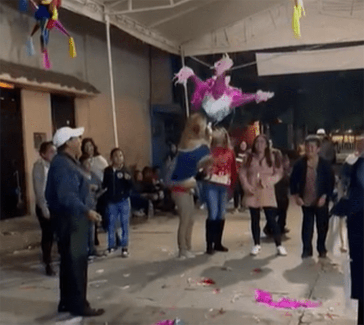 Bombo se lleva la piñata de la posada y se roba el corazón de todos Bombo se lleva la piñata de la posada y se roba el corazón de todos