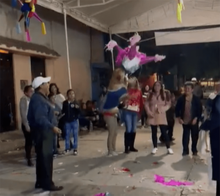 Bombo se lleva la piñata de la posada y se roba el corazón de todos