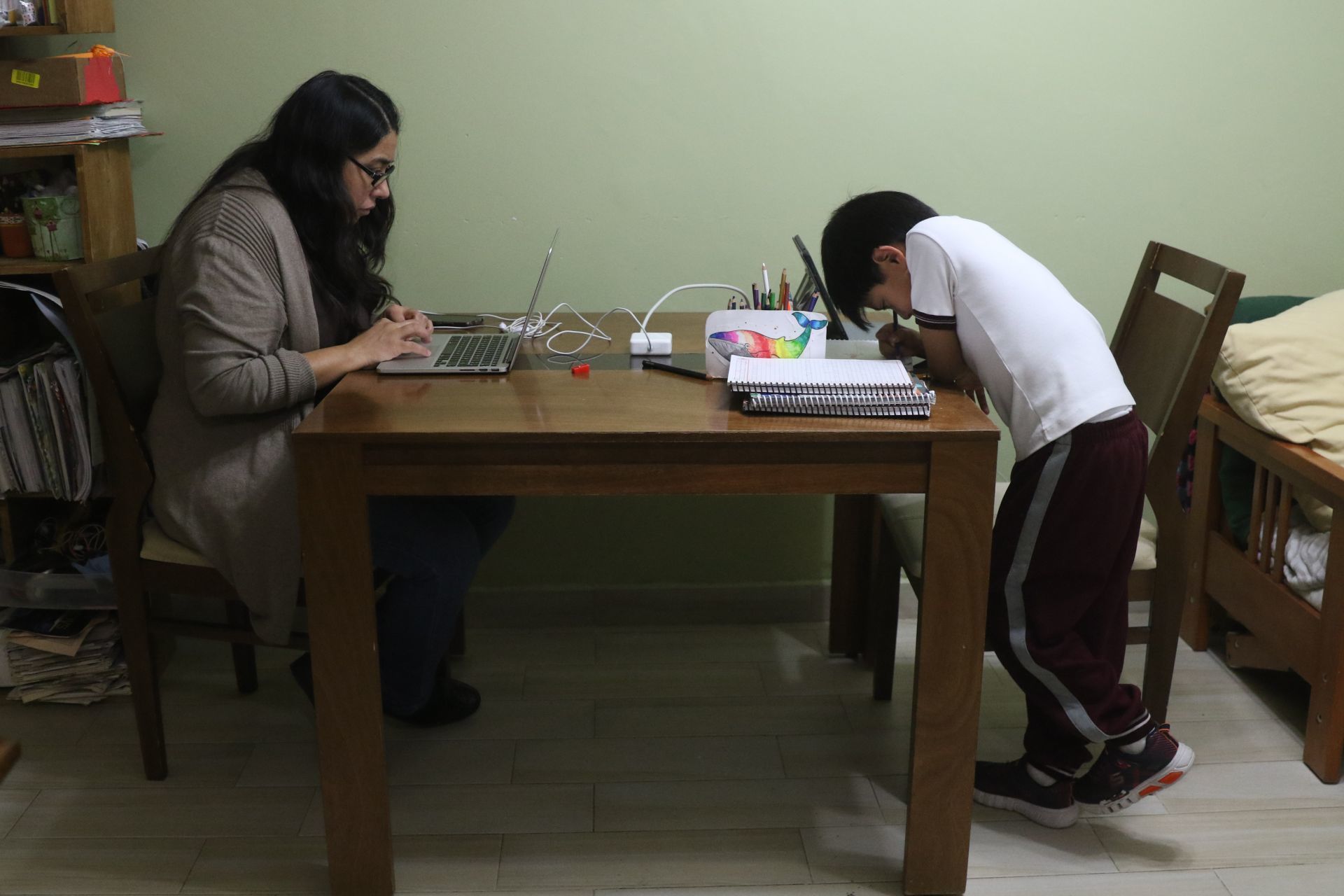 Mujeres dedican el triple de horas que los hombres al trabajo de ...
