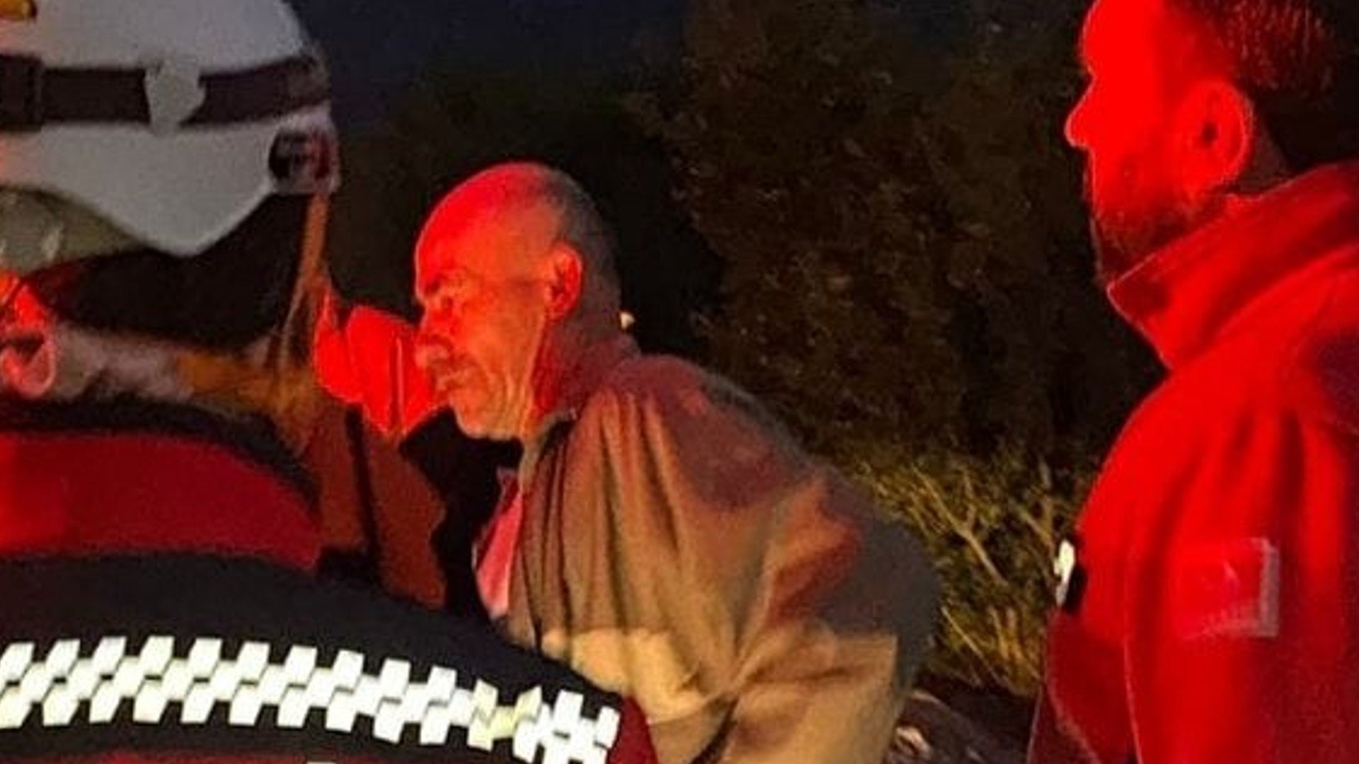 Hombre ebrio se une a equipo de búsqueda y descubre que él era el ...