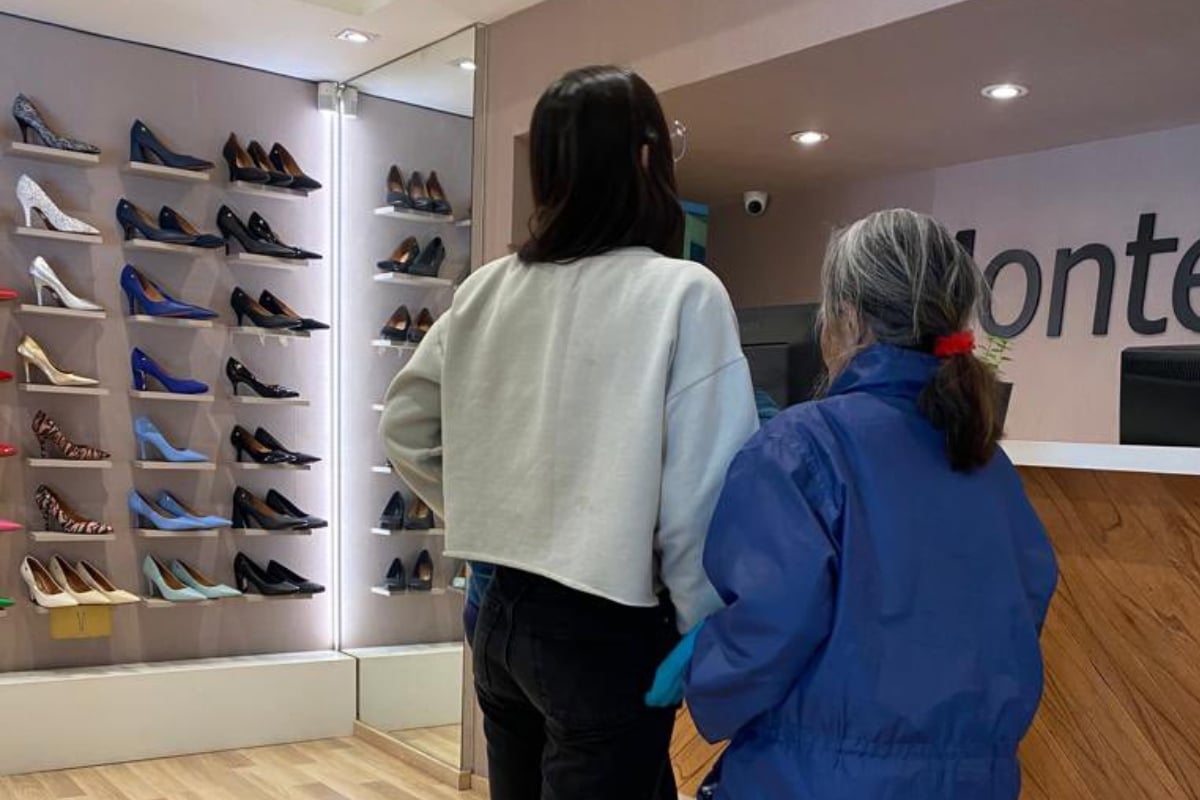 Abuelita quería comprar zapatos con tarjeta vencida y dueño de la
