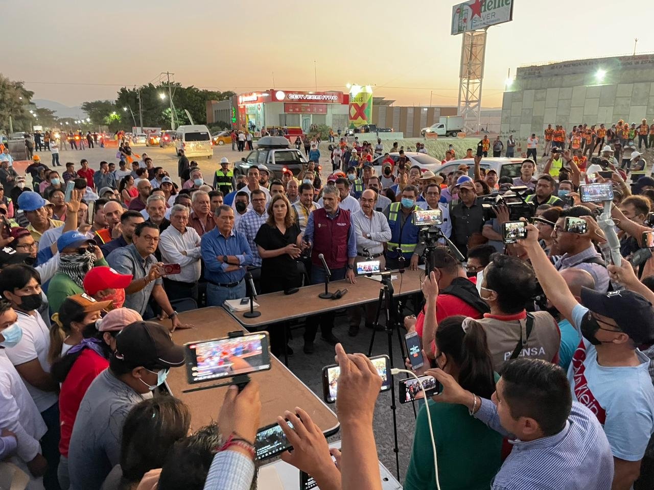 Liberan el Doble Paso a Desnivel en inédito acuerdo entre Gobierno, normalistas y habitantes de Plan de Ayala