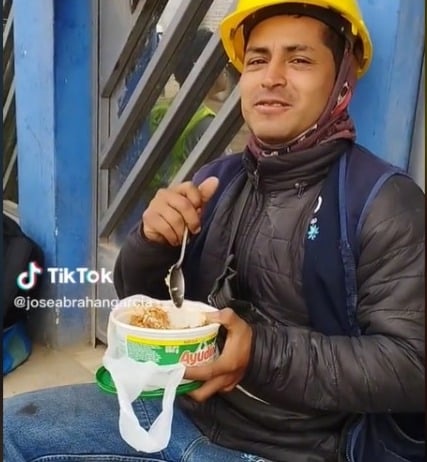 VIDEO Colegas se ríen de un obrero que lleva su lonche en un bote de jabón lavatrastes