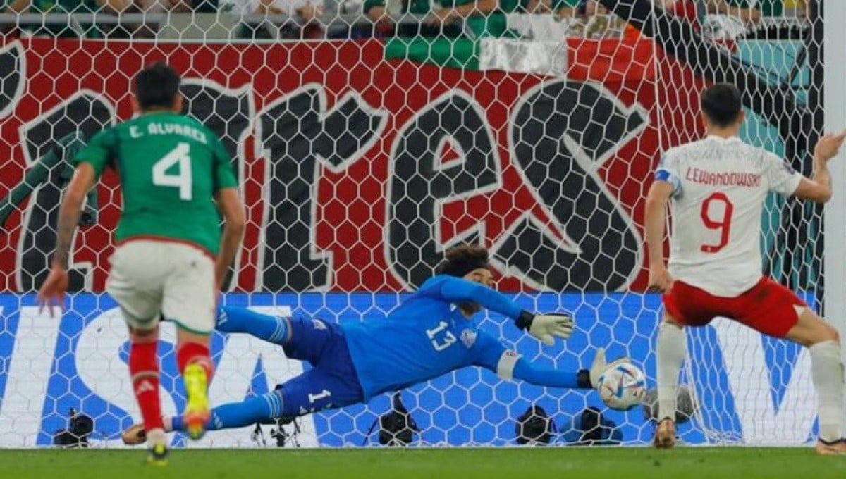 Tunden al PAN por hacer meme contra Morena con la atajada de Memo Ochoa