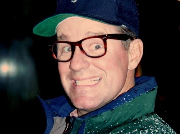 Es el vecino de la familia Langston, quien busca conquistar a Liz, la esposa de Howard Langston. El actor fue asesinado por su esposa, tan solo dos años después del estreno de la película.