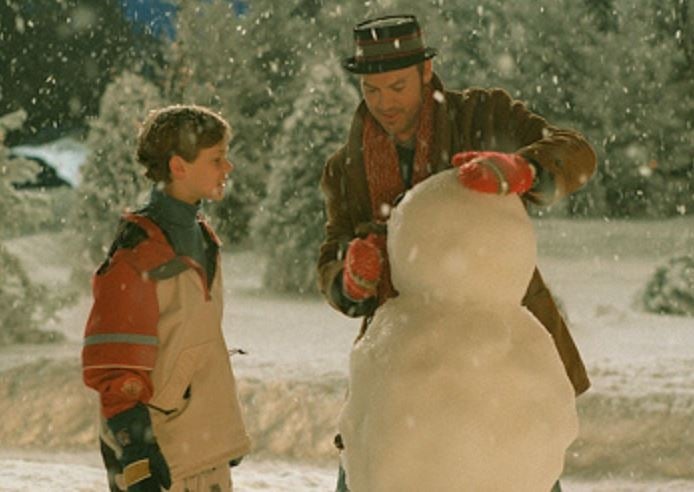 Un hombre que murió en Nochebuena regresa con su esposa e hijo un año después, pero transformado en un hombre de nieve.
