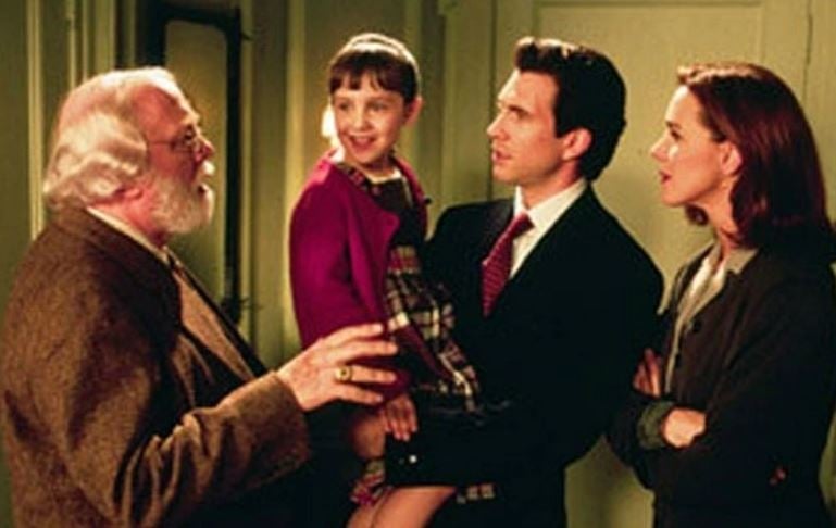 La ejecutiva de una tienda tiene sus dudas cuando el anciano al que contrató afirma ser el verdadero Papá Noel.