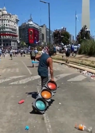 VIDEO: Hombre roba semáforo durante festejos masivos en Argentina