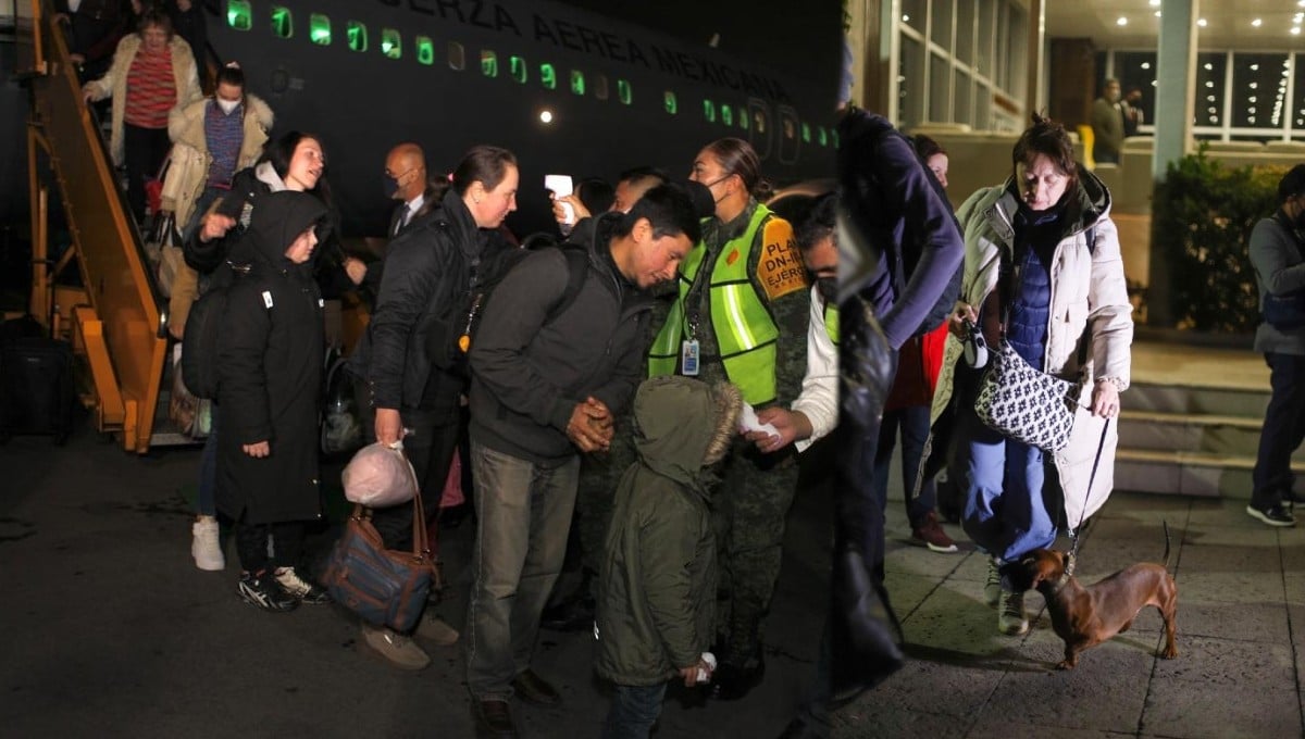 Llega segundo vuelo con mexicanos que escaparon de Ucrania por la guerra con Rusia