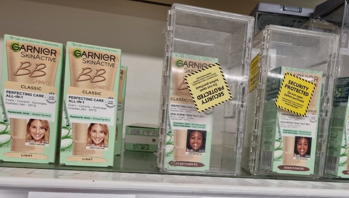 Un supermercado se disculpa por poner cajas de seguridad solo al maquillaje  para pieles negras | Burbuja.info