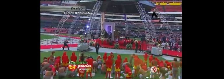 Homenaje a 'Chespirito' en el estadio Azteca.