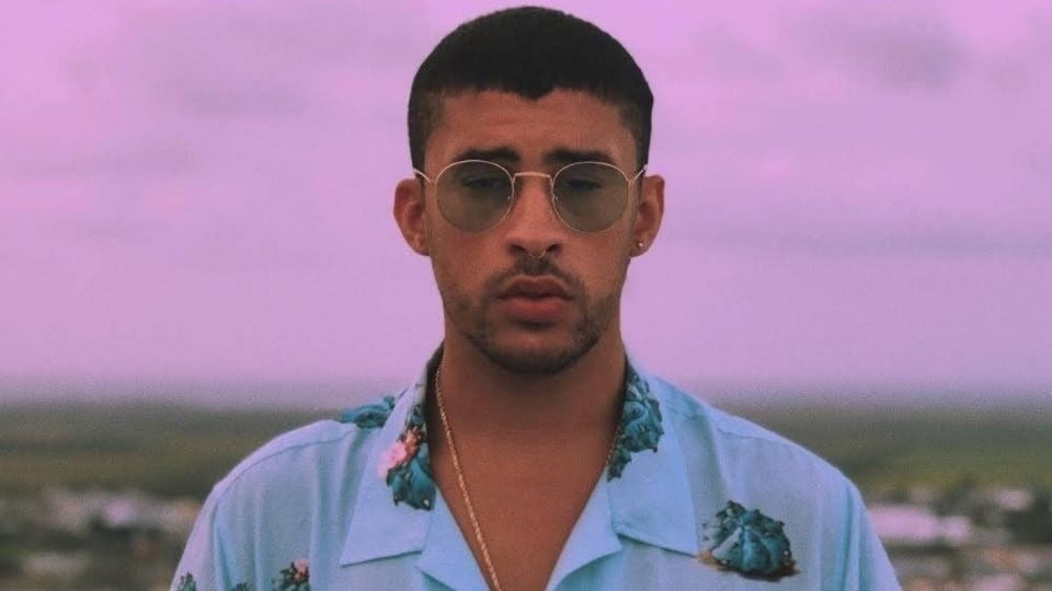 Bad Bunny lanza al mar celular de fan