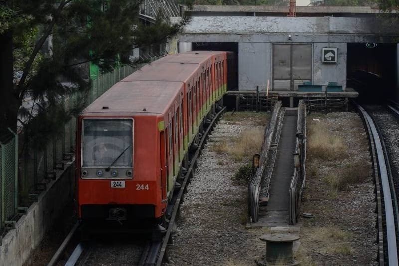 ¿Qué pasó con la mujer detenida por arrojar objetos a vías del Metro?