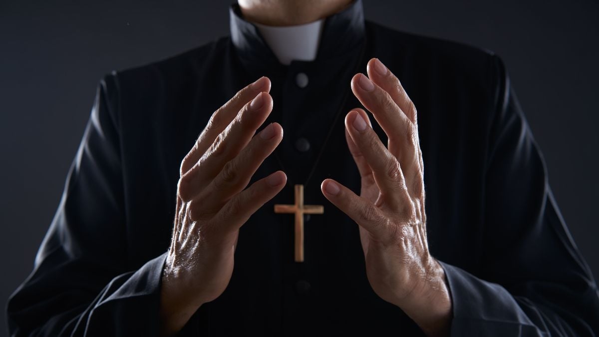 Sacerdote organiza candente fiesta prohibida en iglesia; Vaticano ya lo