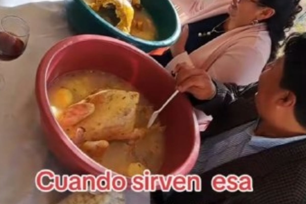 'Así se sirve a los compadres': Pareja da pollos enteros en la comida de su boda y platillo se viraliza