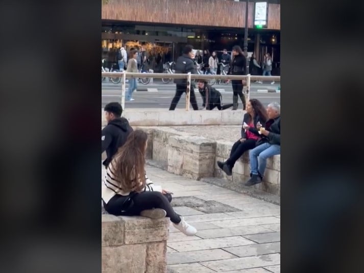 VIDEO | Mujer pasea a un hombre con correa como si fuera perro y causa conmoción