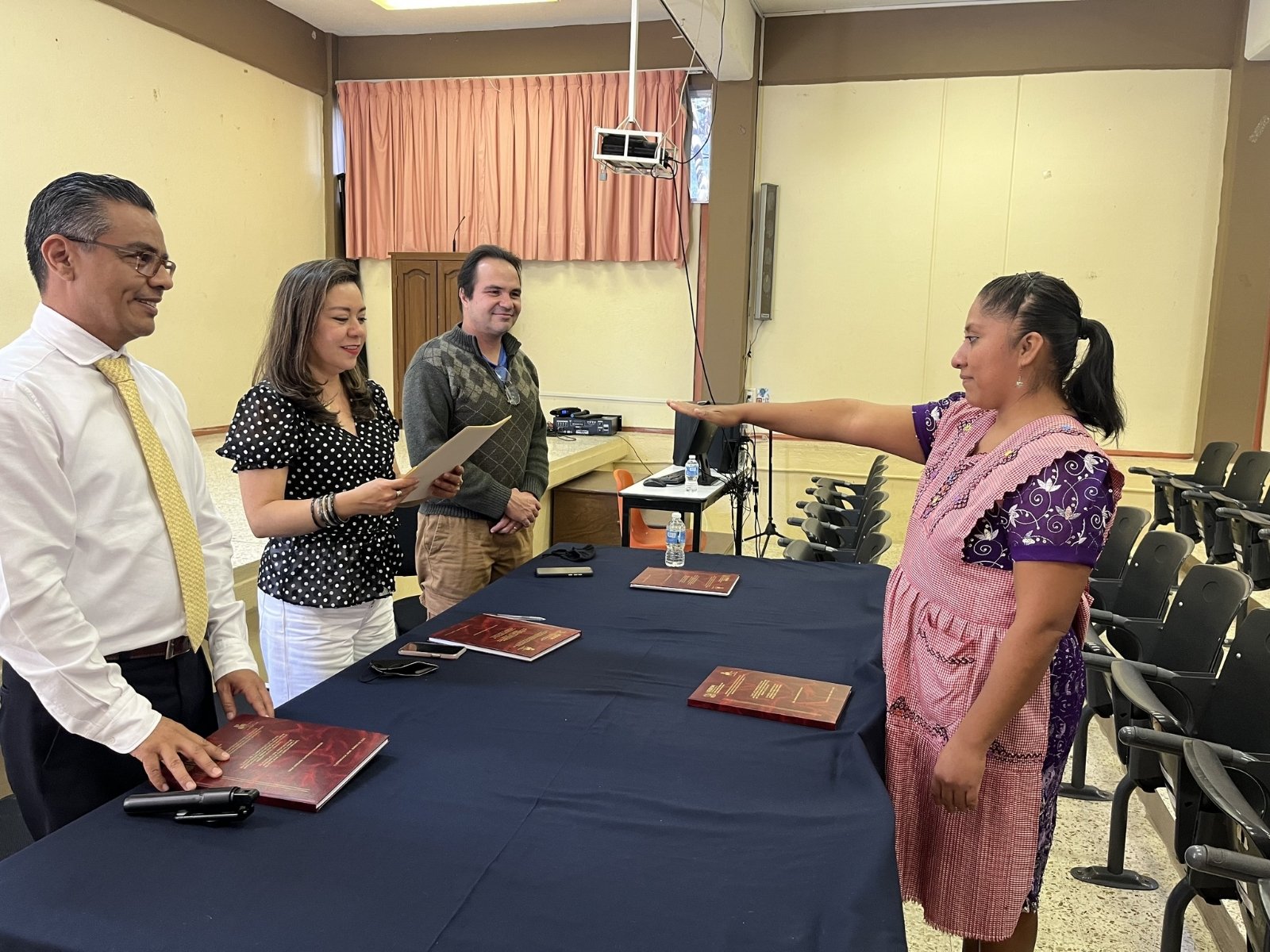 Mujer obtiene título de licenciada con tesis escrita en náhuatl