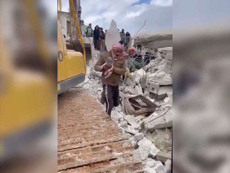 Milagro en Siria: Bebé sobrevive entre los escombros atada al cordón umbilical de su madre fallecida