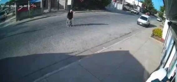 Conductor de autobús atropella a abuelito en andadera en Sinaloa
