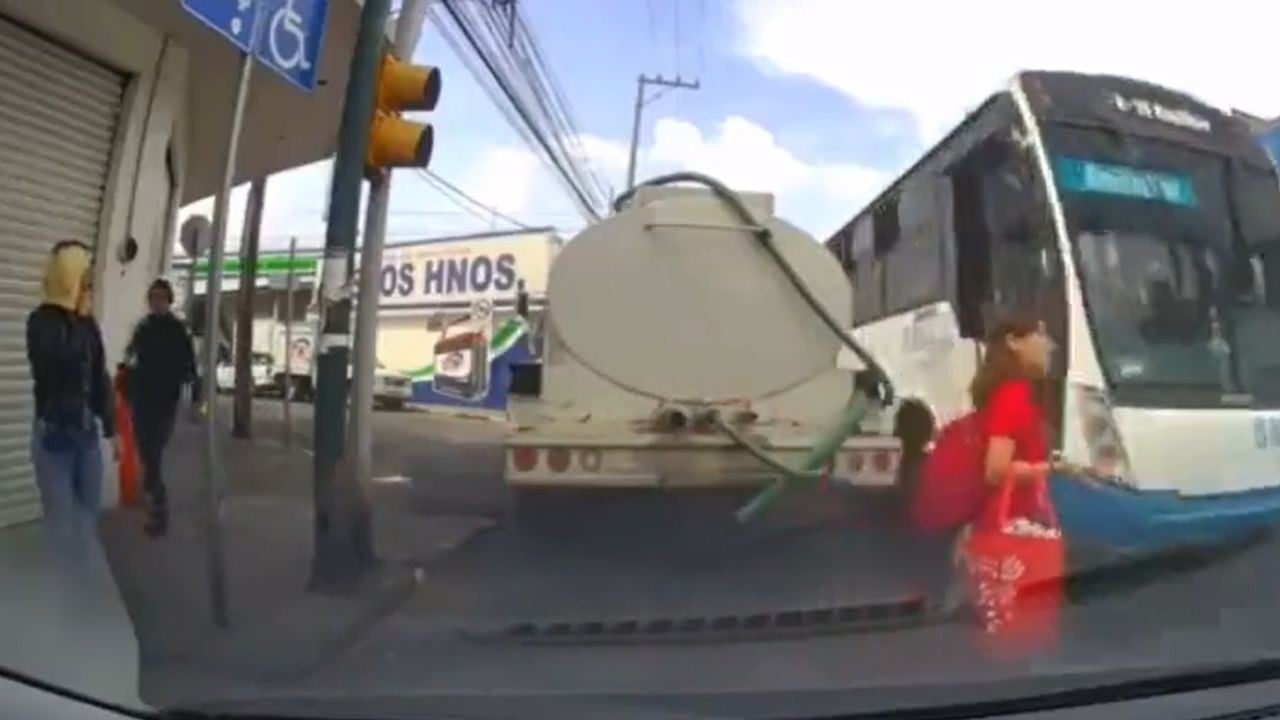 Mujer se salva de ser atropellada por un camión en Guanajuato