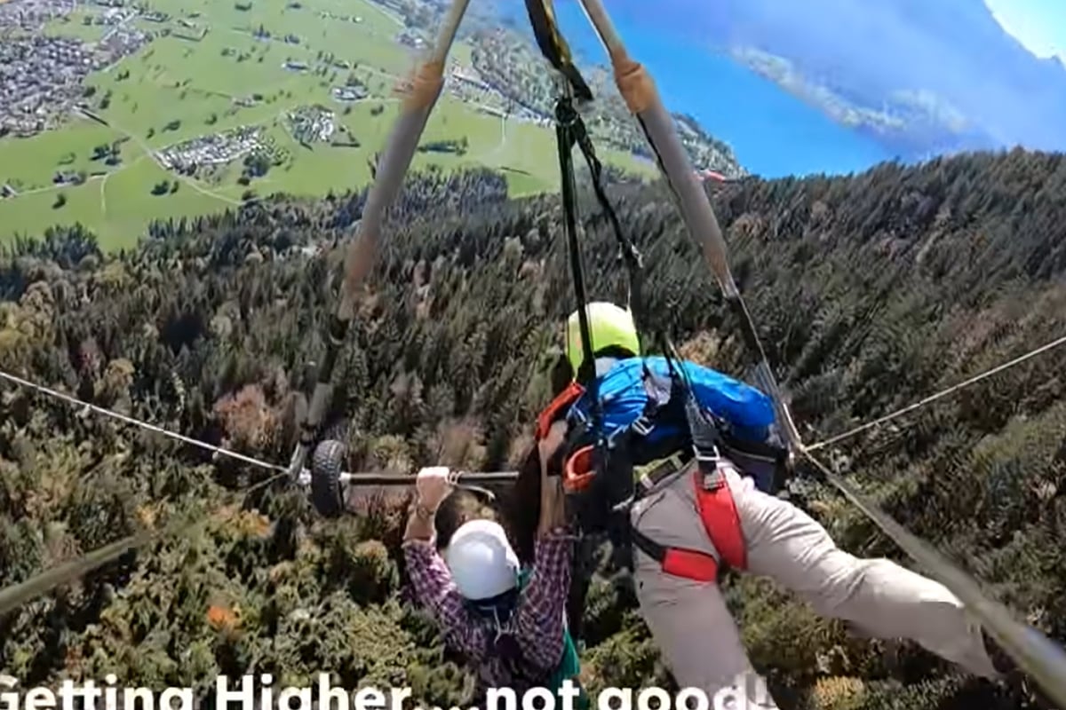 Hombre termina colgando de una mano en parapente tras error de instructor