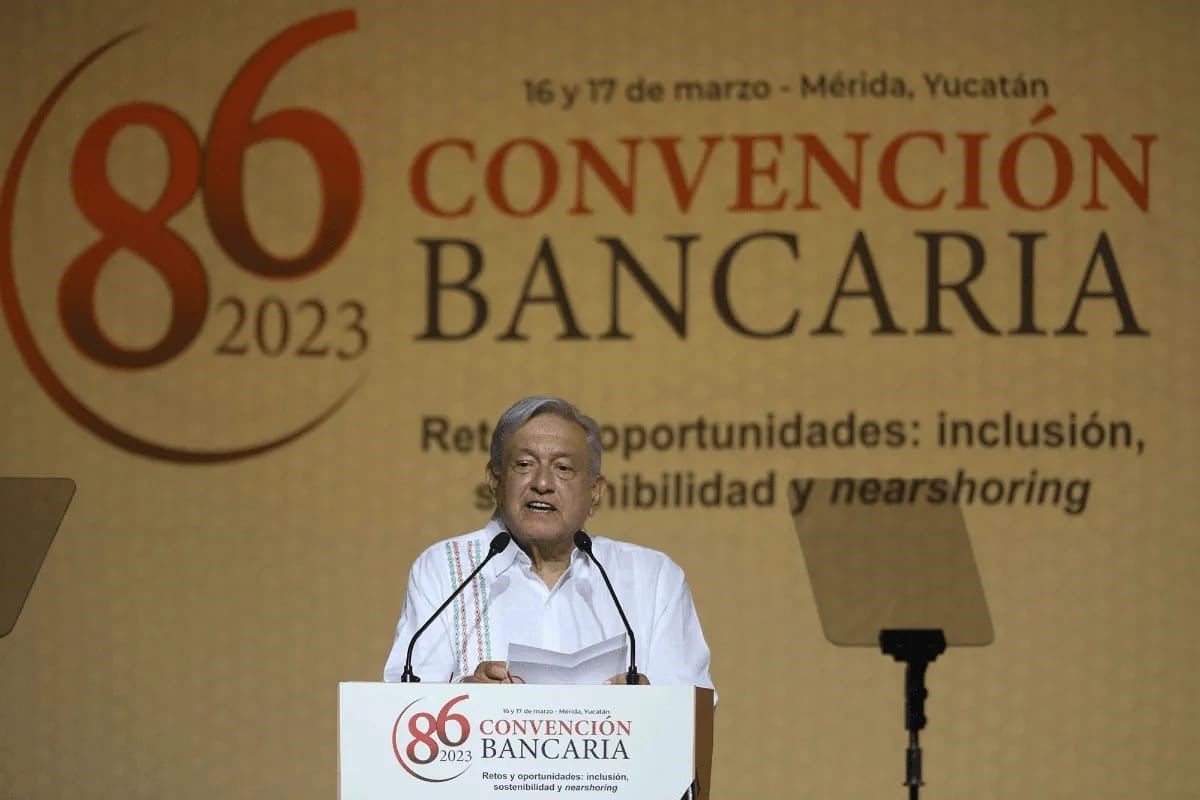 Sigan obteniendo utilidades legítimas y razonables: AMLO a banqueros