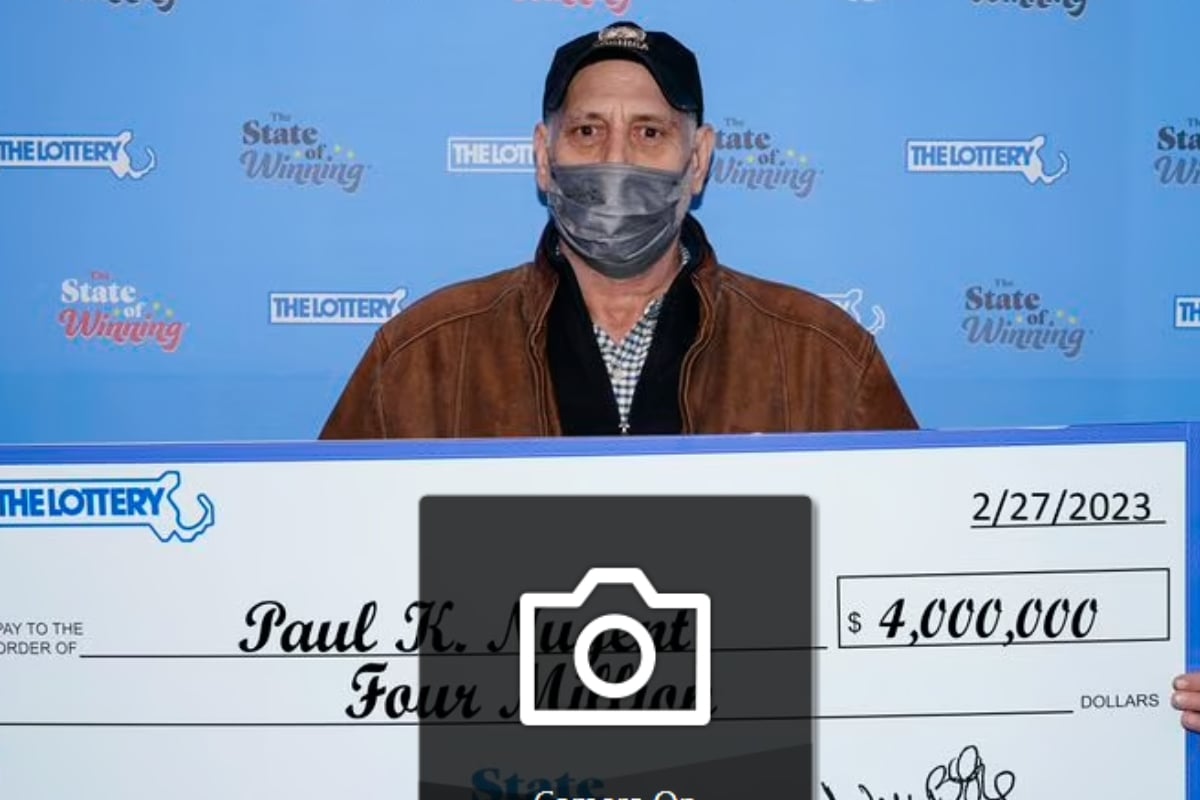 Hombre gana más de 75 millones de pesos con boleto que eligió por su color