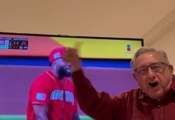 AMLO celebra triunfo y pase a semifinales de la Selección Mexicana de Béisbol