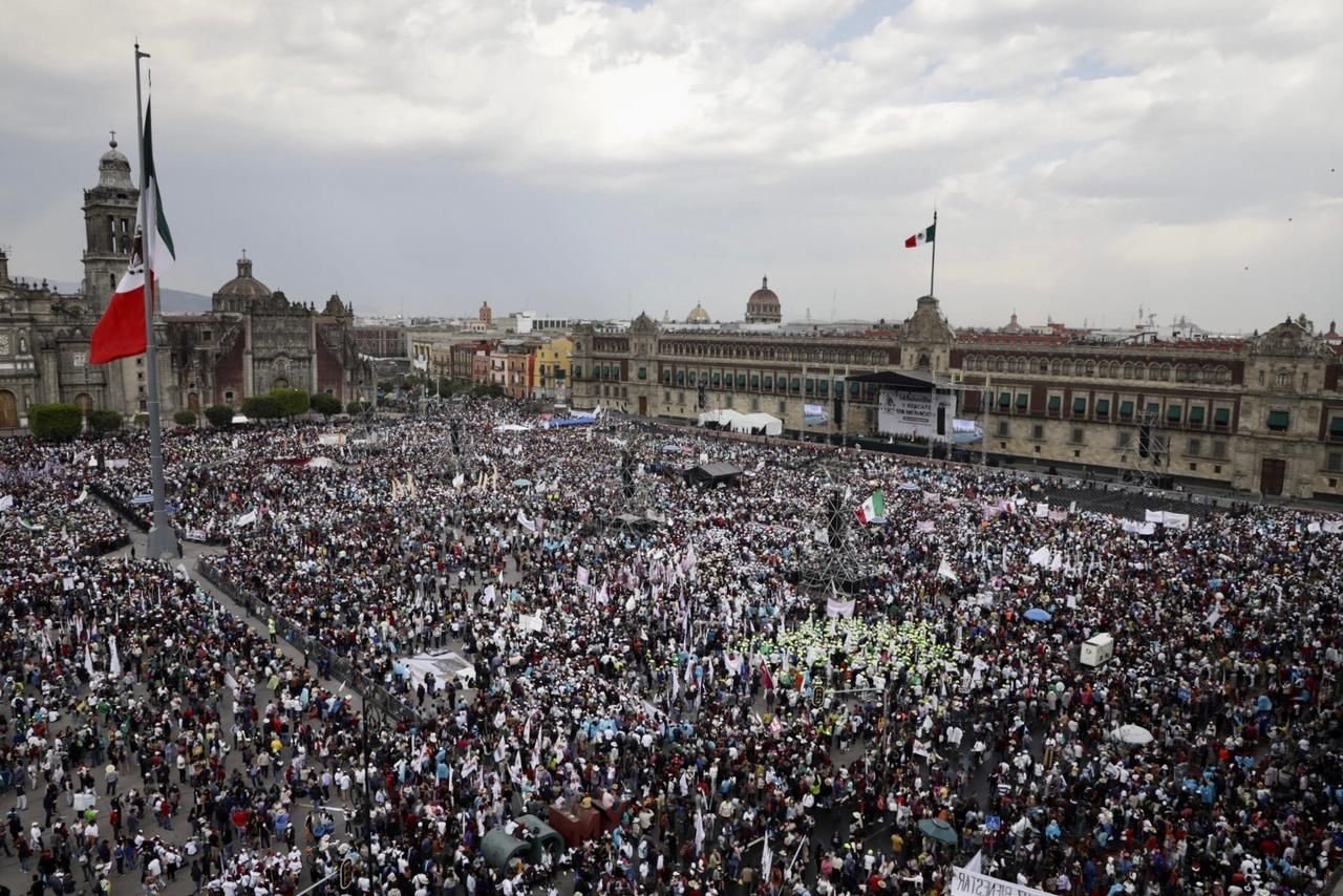 Simpatizantes de AMLO comienzan a llegar al Zócalo capitalino