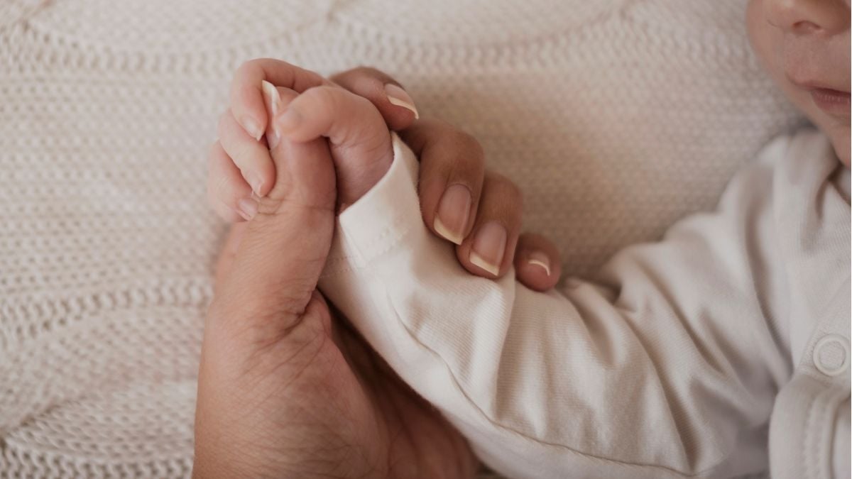 Madre abandona a bebé recién nacida dos días después del parto