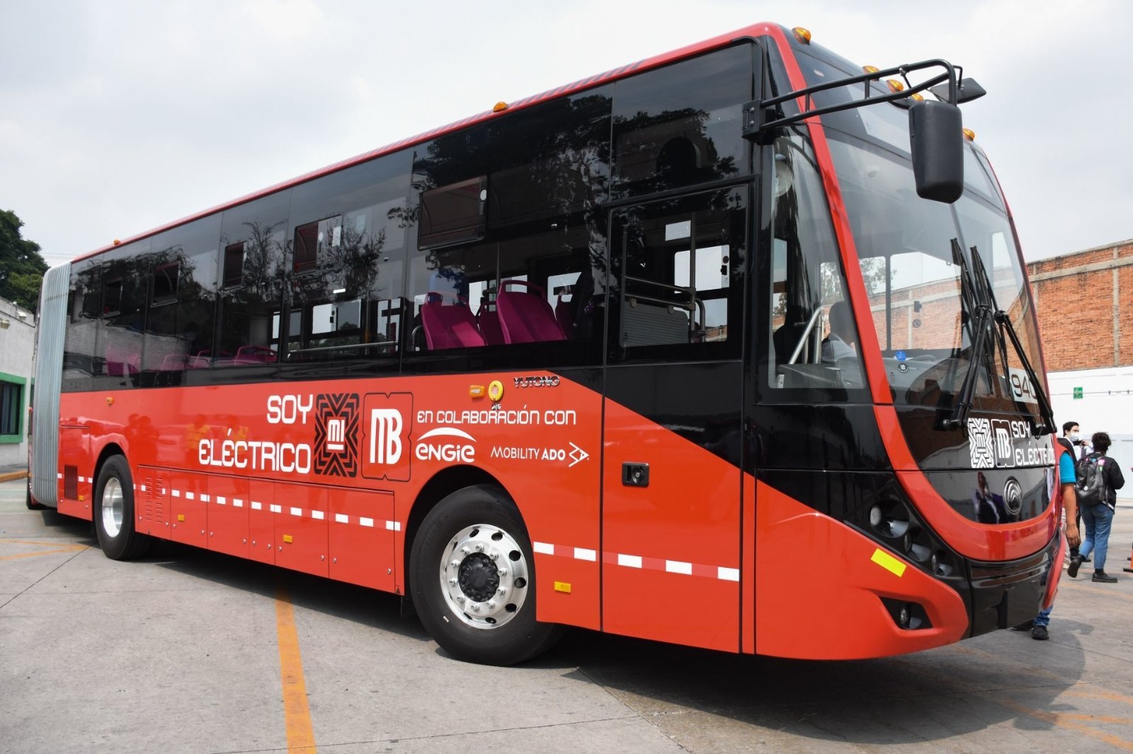 Metrobús CDMX: Así puedes recargar tu celular en las nuevas unidades