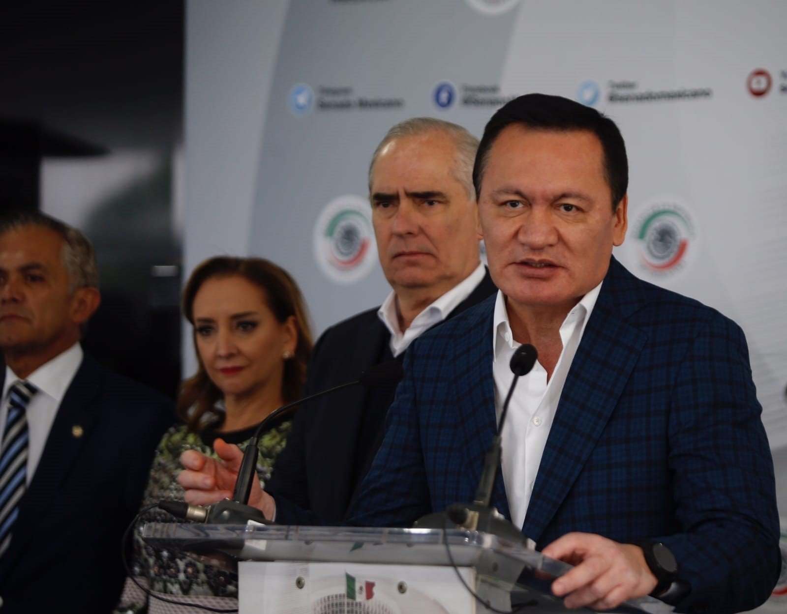 Osorio Chong deja la coordinación del PRI en el Senado
