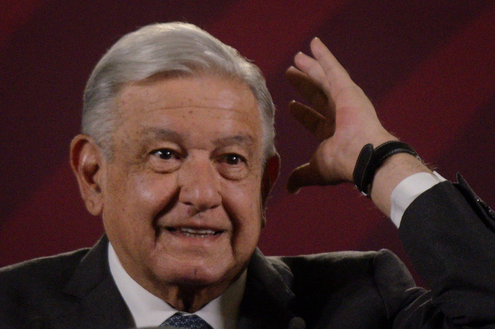 Exhiben a personal de aduanas que gana más que AMLO 