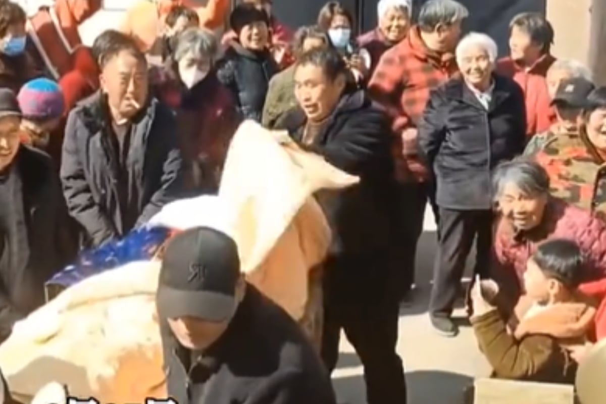 Abuelo finge su muerte para ver la reacción de sus seres queridos