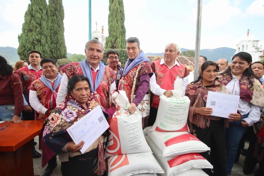 Rutilio Escandón entrega fertilizantes a 300 mil campesinos en Chiapas
